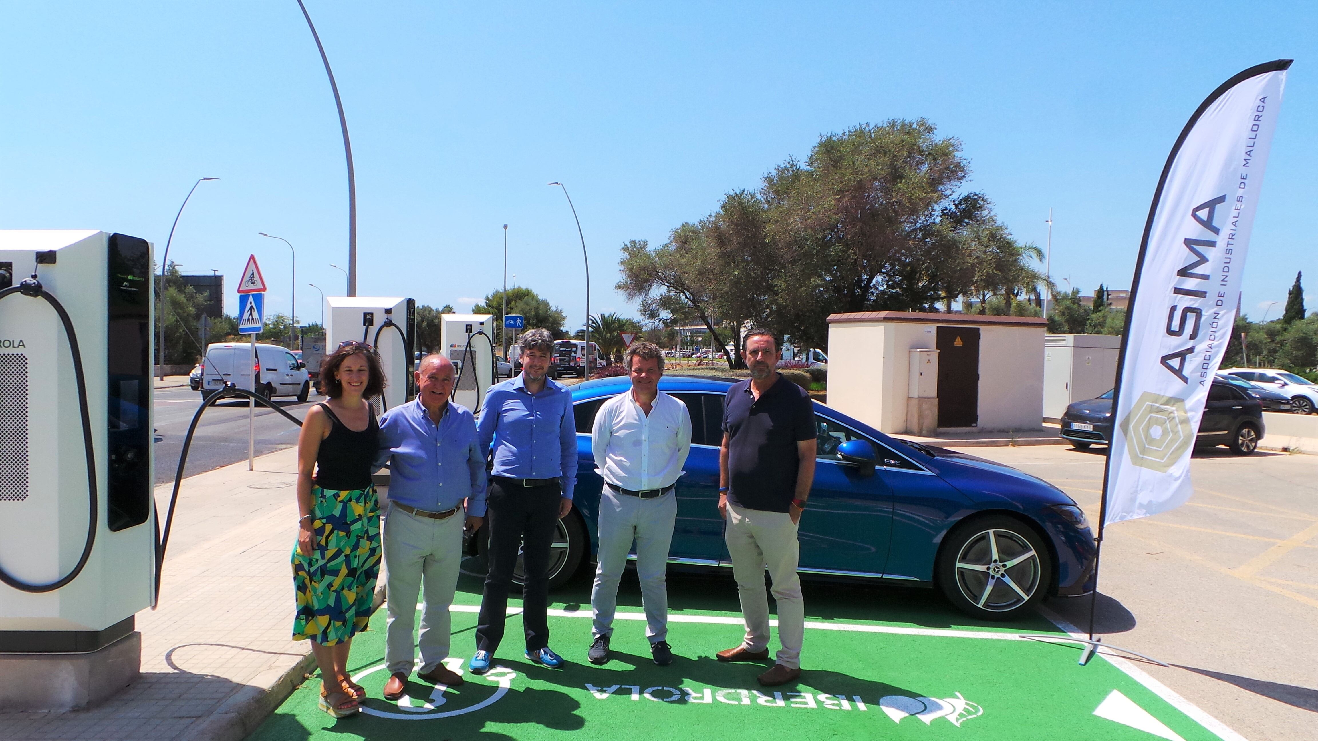 De izquierda a derecha Miriam Gil, jefa de Producto de Recarga Pública de la compañía; Francisco Martorell Esteban, presidente de ASIMA; Miquel Cardona, delegado Comercial de Iberdrola en Illes Balears; Andrés Vidal, presidente de ASEDA y Alejandro Sáenz de San Pedro, director general de ASIMA.