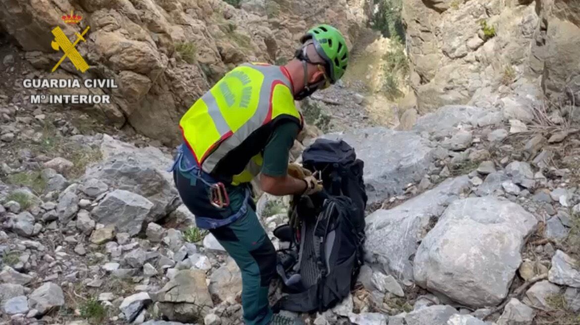 Un miembro de la Guardia Civil, durante el rescate del saltador base fallecido