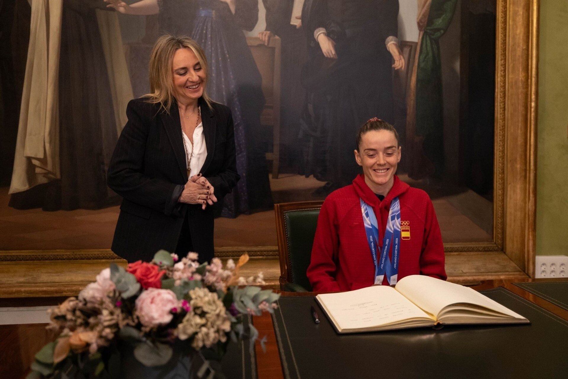 La alcaldesa de Granada, Marifrán Carazo, y la esquiadora granadina Ana Alonso