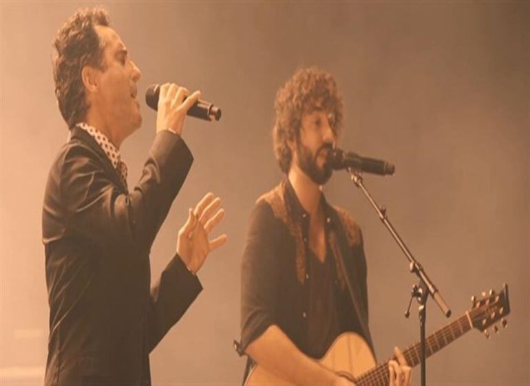 Izal, junto a Jorge Drexler, en una actuación.