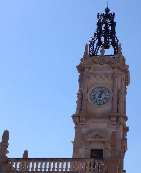 El reloj del Ayuntamiento de Valencia este lunes ya en funcionamiento