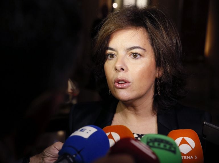 La vicepresidenta del Gobierno, Soraya Sáenz de Santamaría, hace declaraciones a los medios a su llegada al desayuno informativo del Foro España Internacional