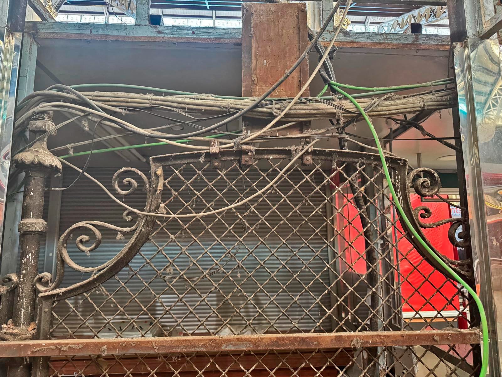 Detalle de la reja metálica original aparecida en el Mercado Central de València durante unas obras