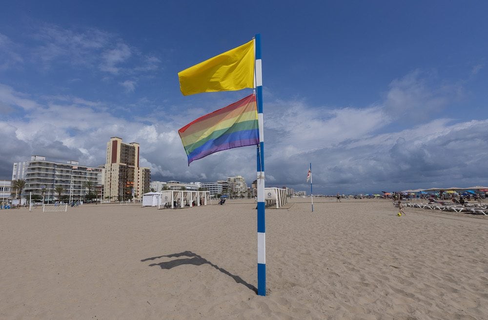 Banderas en la playa Nord de Gandia.