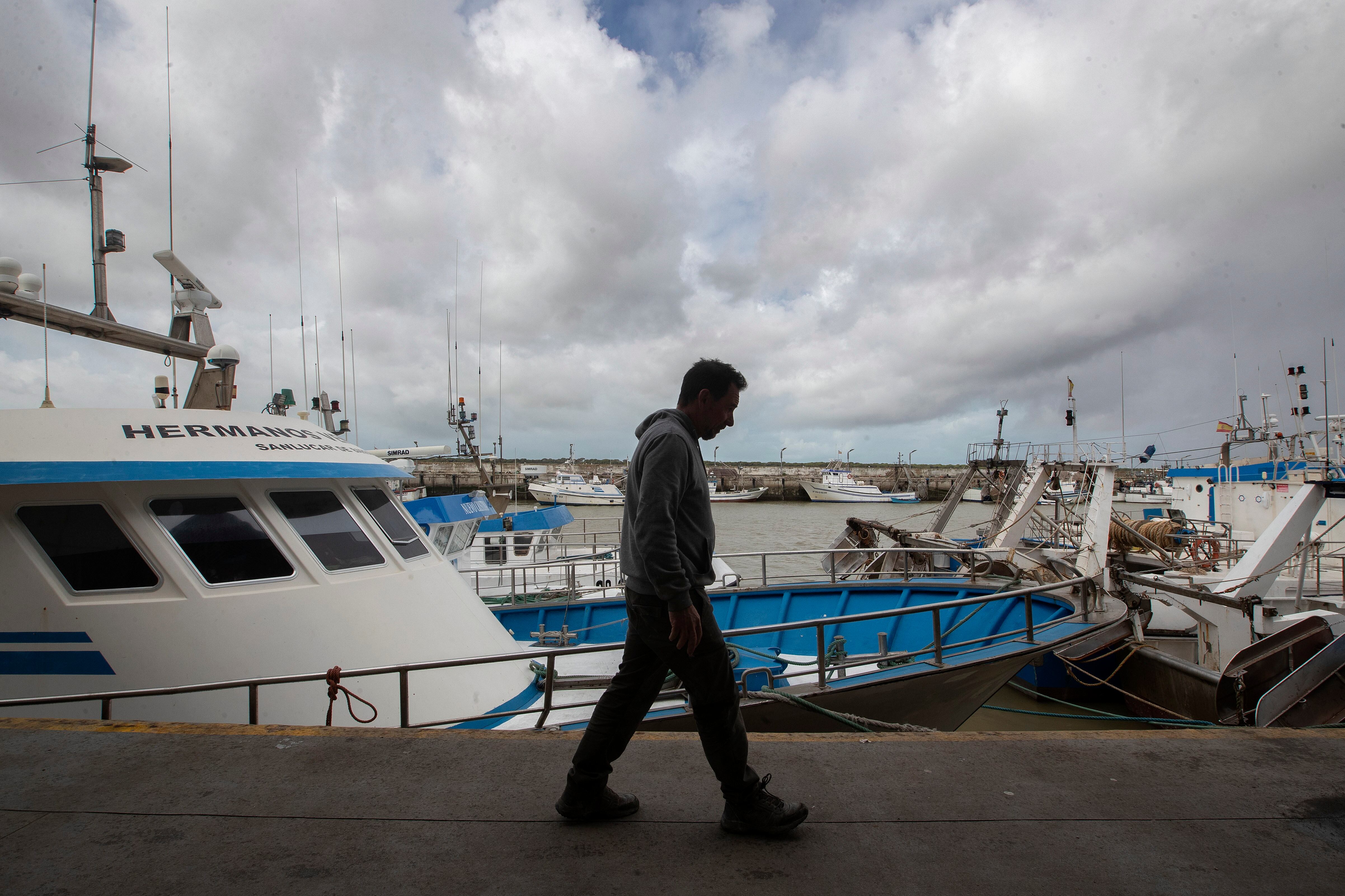 GRAFAND7210. SANLÚCAR DE BARRAMEDA (CÁDIZ), 21/03/2022.-Flota pesquera amarrada en el puerto de Sanlúcar de Barrameda (Cádiz), hoy lunes en la primera jornada de paro convocado en el sector para pedir al Gobierno ayudas urgentes ante la subida del precio del combustible. EFE/Román Ríos.
