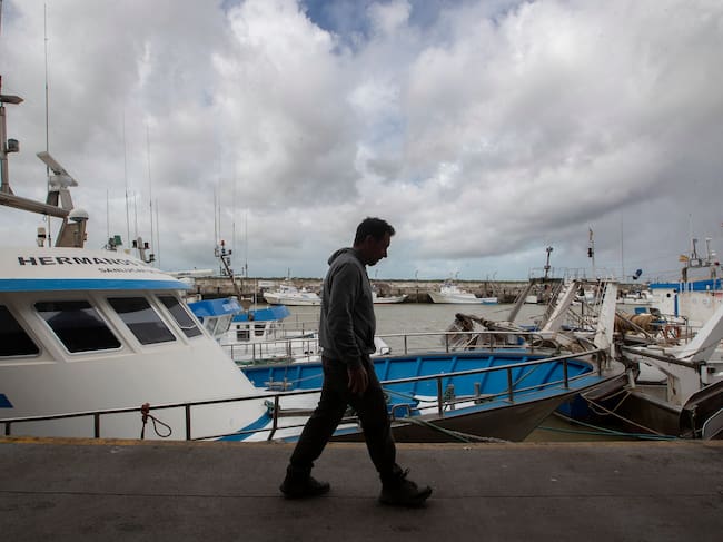 GRAFAND7210. SANLÚCAR DE BARRAMEDA (CÁDIZ), 21/03/2022.-Flota pesquera amarrada en el puerto de Sanlúcar de Barrameda (Cádiz), hoy lunes en la primera jornada de paro convocado en el sector para pedir al Gobierno ayudas urgentes ante la subida del precio del combustible. EFE/Román Ríos.