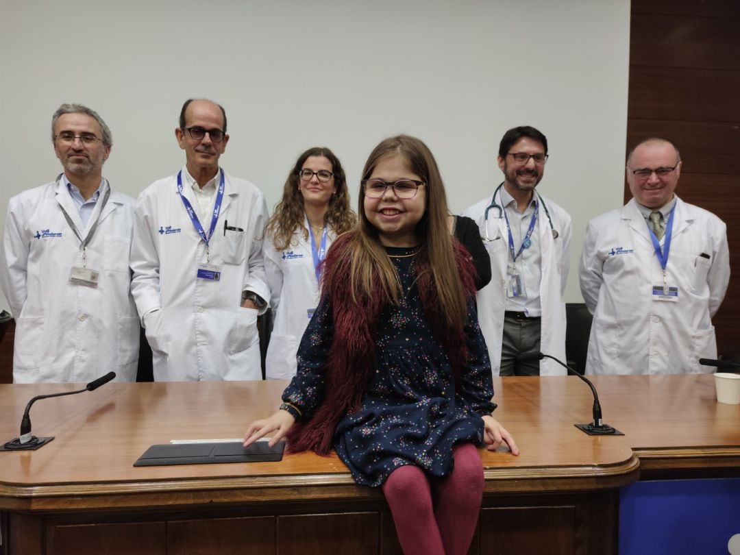 La paciente, Iria, junto con algunos miembros del equipo médico del hospital.