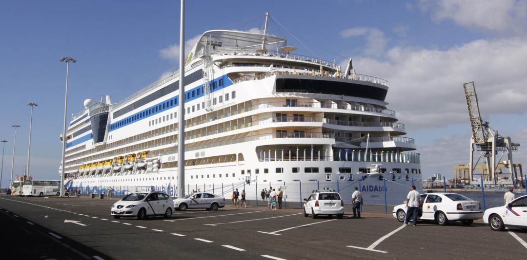 Imagen de archivo de un crucero atracado en Arrecife.