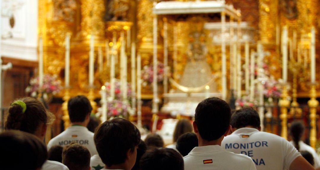 Jóvenes hermanos del Rocío de Triana ante la Blanca Paloma