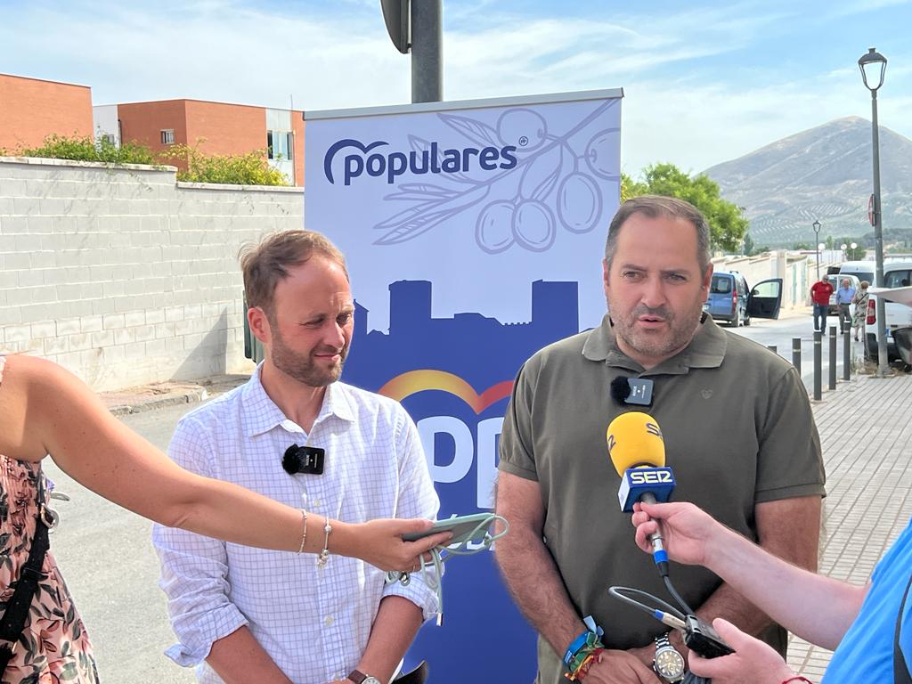 Momento de las declaraciones de Juan Ruiz y Erik Domínguez, durante el Paseo electoral