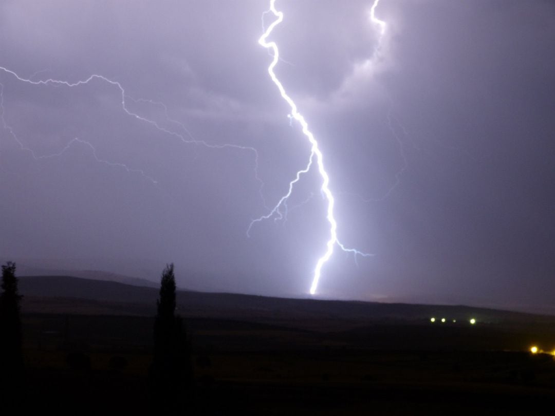 Rayo en una tormenta. Foto de archivo.