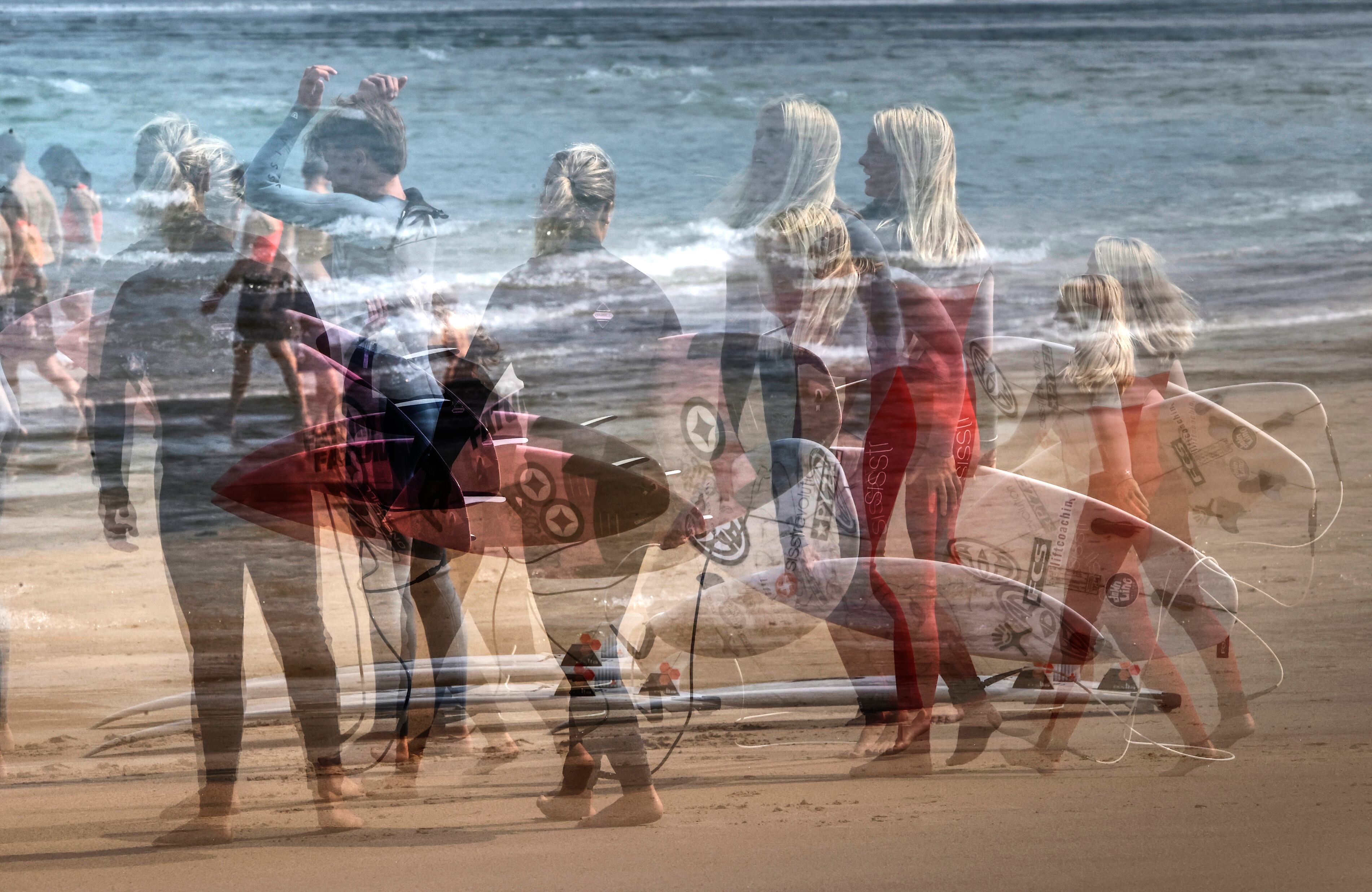 GRAF037. VALDOVIÑO, 15/07/2022.- La organización del Abanca Pantín Classic Galicia Pro, que se celebra en Valdoviño, detuvo este viernes de forma temporal la actividad en su prueba principal, enmarcada en el circuito internacional de la World Surf League, por la falta de oleaje en el arenal de Pantín. En la imagen, multiexposición de unos riders entrando al agua con sus tablas. EFE/ Kiko Delgado