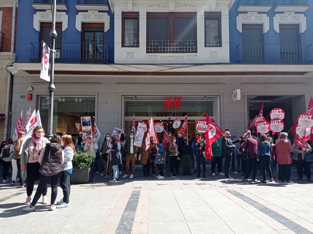 Concentración a las puertas de H&M en Palencia