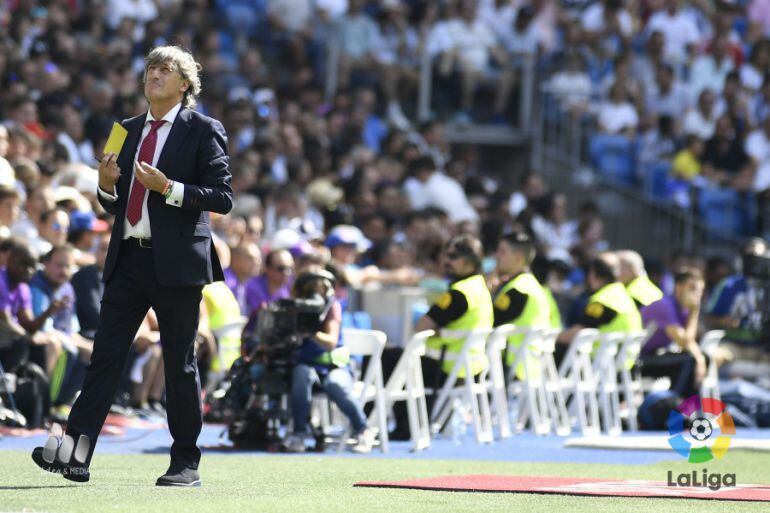 Martín mira al cielo del Bernabeu en la derrota por 5-2 ante el Real Madrid