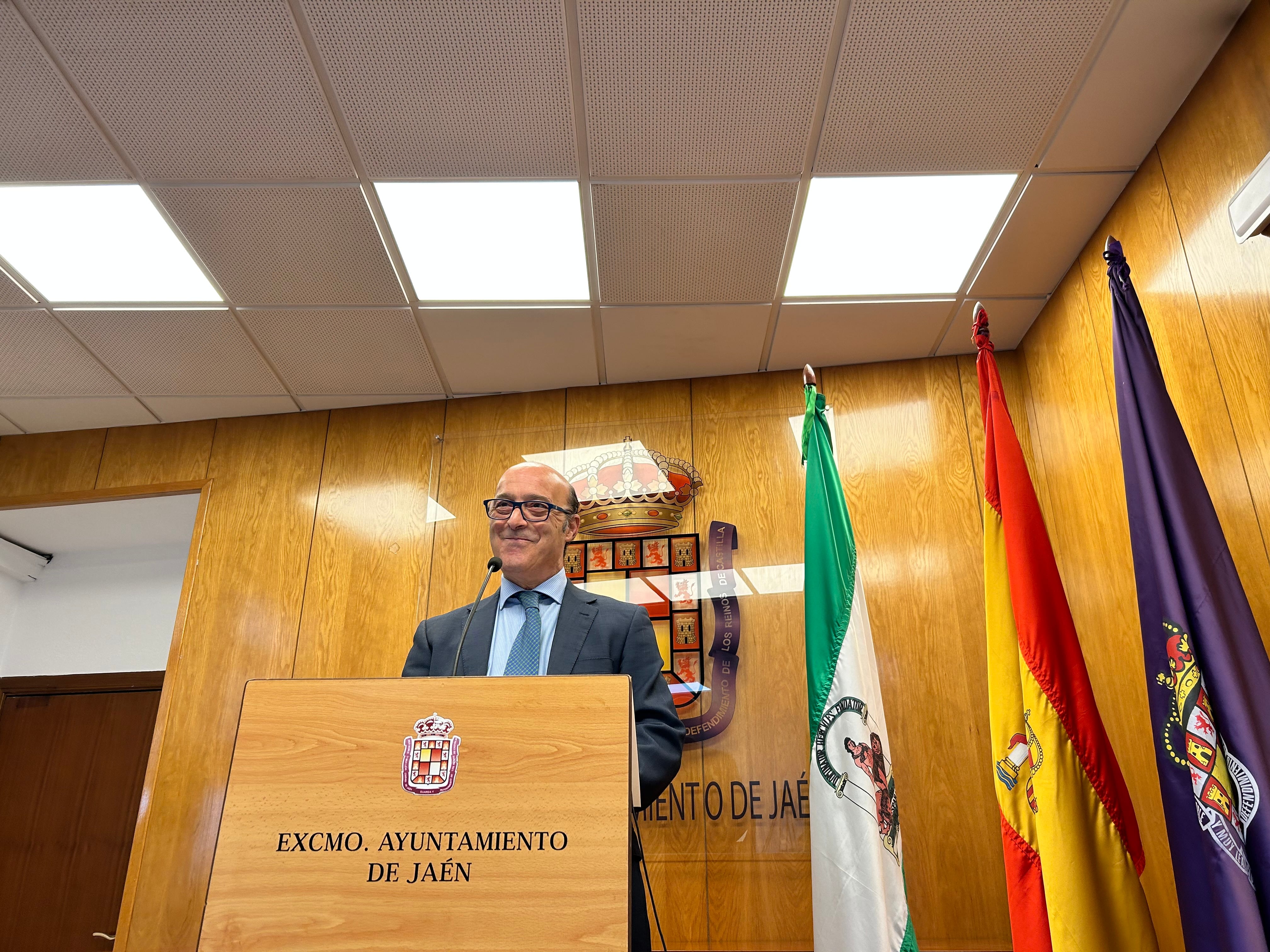 El concejal de Asesoría Jurídica del Ayuntamiento de Jaén, Vicente Oya, durante la rueda de prensa que ha ofrecido este lunes.