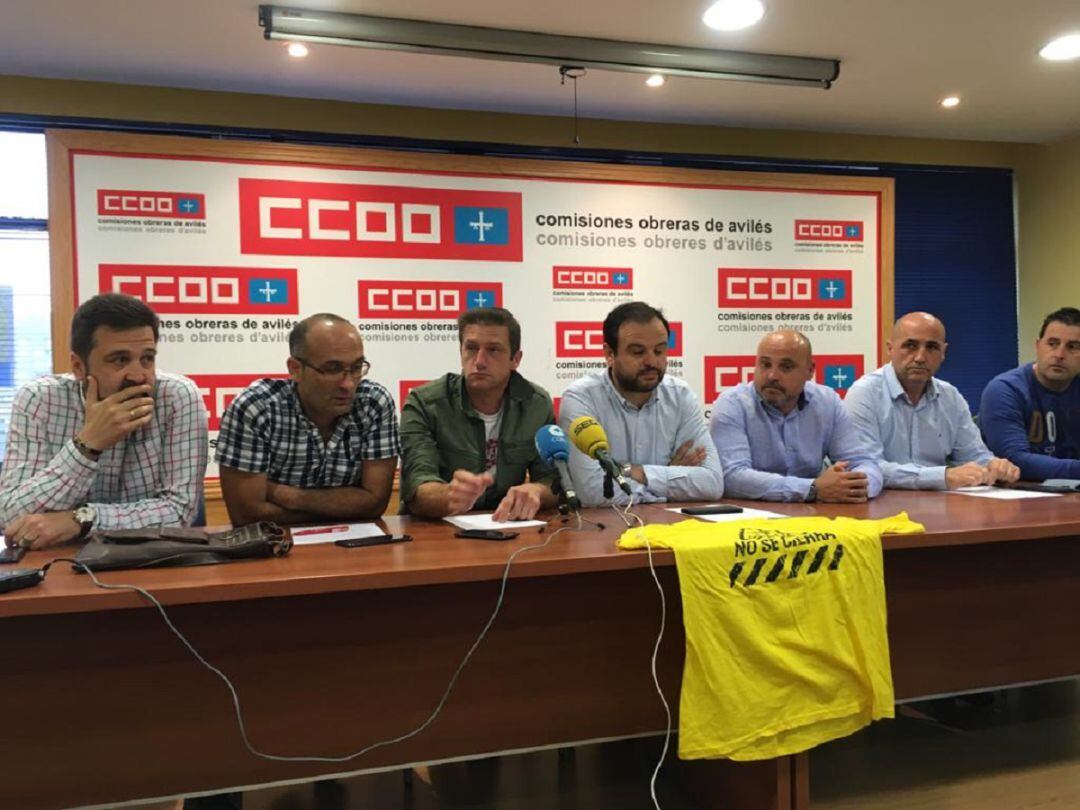 Los sindicatos y trabajadores durante la presentación de la marcha