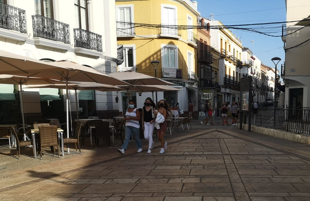 Varia personas pasean por la céntrica plaza del Socorro