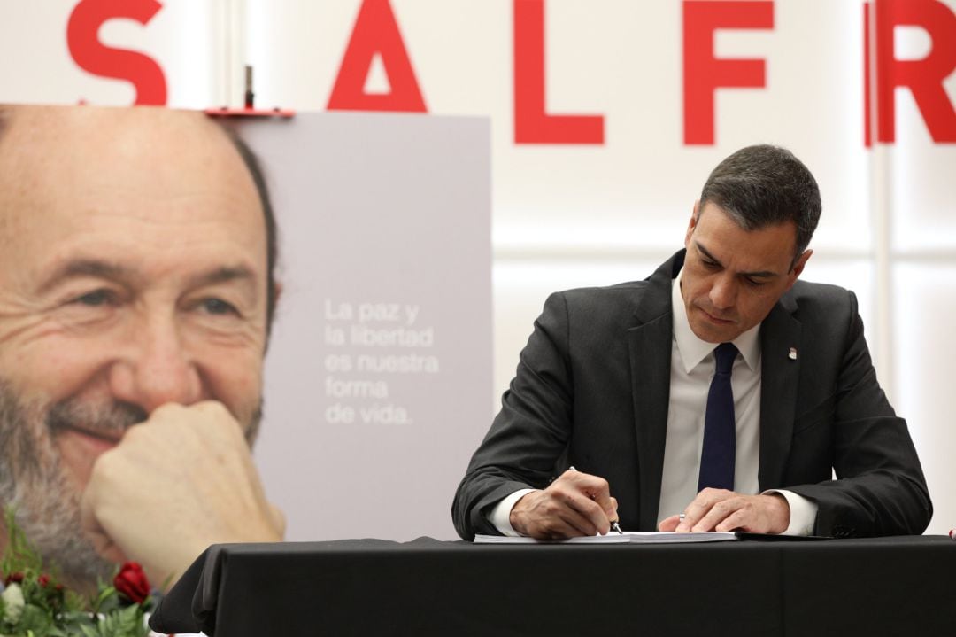 El presidente del Gobierno en funciones, Pedro Sánchez, acude a Ferraz a firmar el libro de condolencias del Partido Socialista por el fallecimiento de Alfredo Pérez Rubalcaba