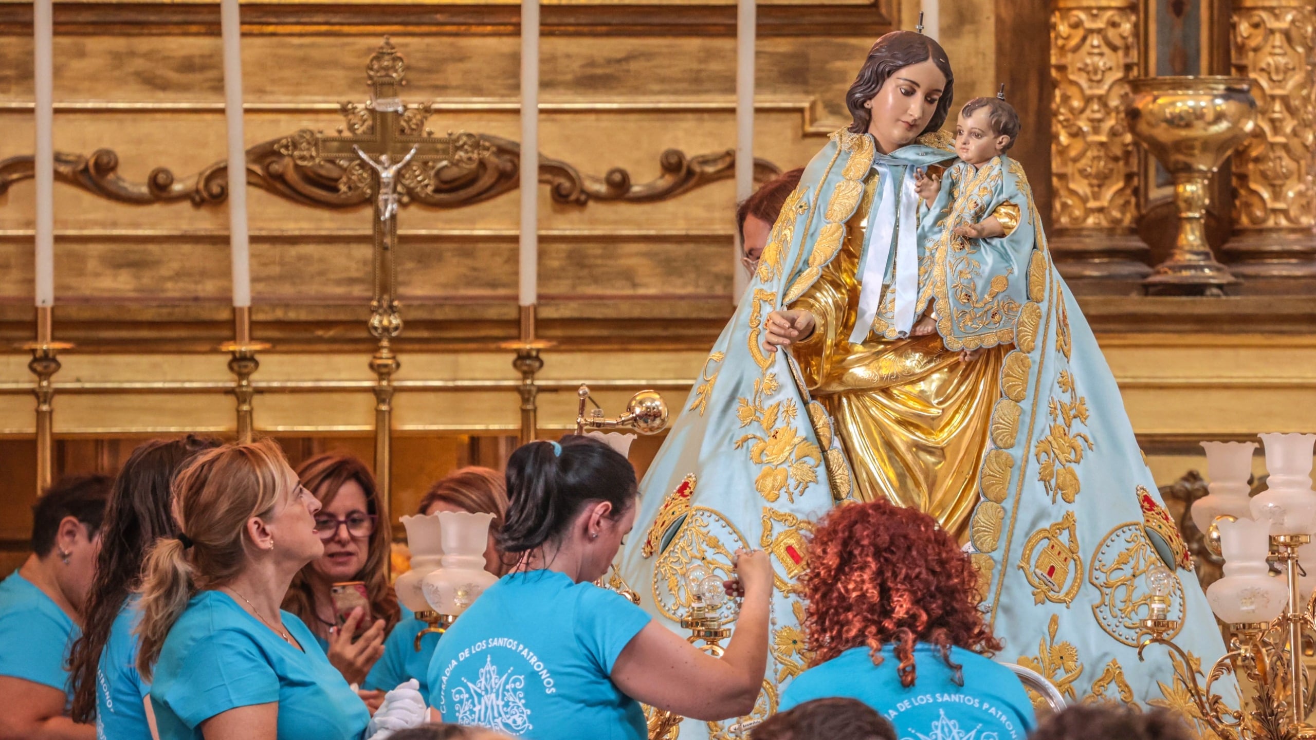 Las camareras de la Cofradía de los Santos Patronos de Elda visten a la Virgen de la Salud