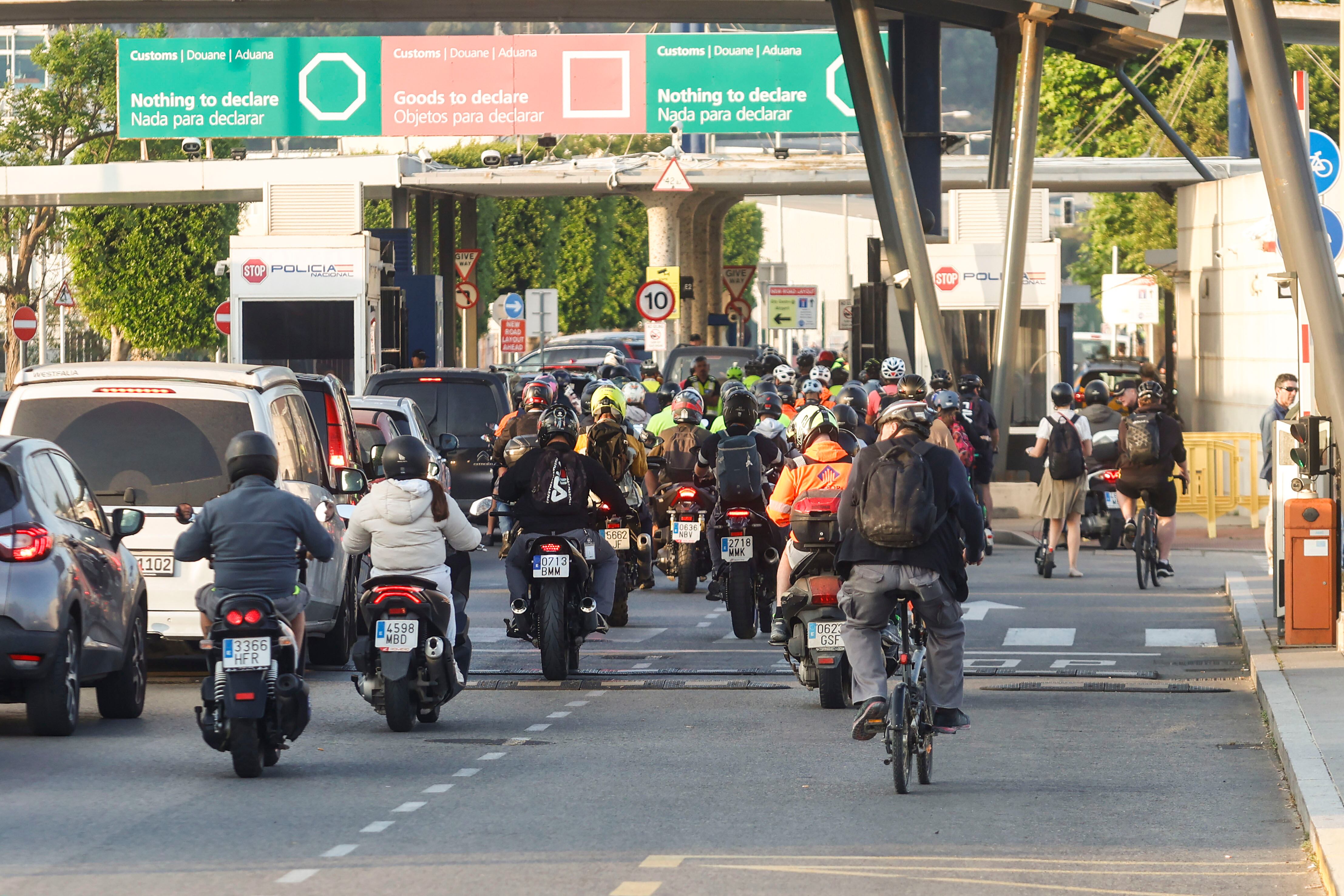 LA LÍNEA DE LA CONCEPCIÓN, 12/06/2025.- Trabajadores se dirigen este jueves a Gibraltar para comenzar su jornada laboral, un día después de que la Comisión Europea, el Reino Unido y España llegaran a un acuerdo sobre el estatus de Gibraltar tras el Brexit. EFE/A.Carrasco Ragel