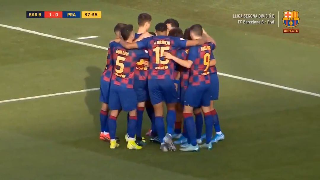 Los jugadores del Barça B se abrazan tras el golazo de Collado.