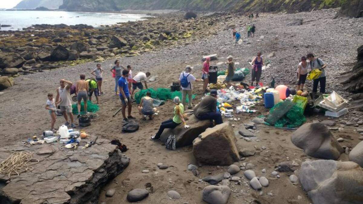 Medio centenar de personas limpian Gaztelugatxe