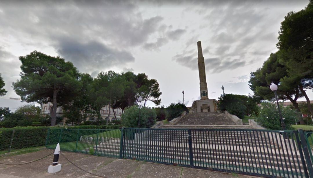 El monolit es va construir amb presoners franquistes que van haver de fer treballs forçats.