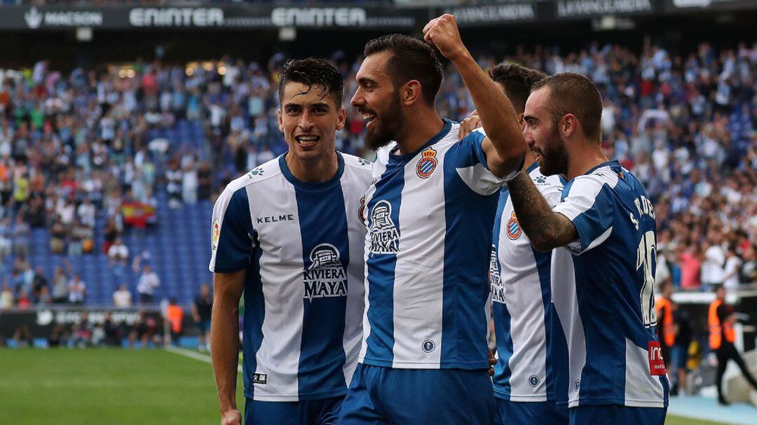 Borja Iglesias, en el centro, celebra uno de los 17 goles que anotó en Liga con el RCD Español