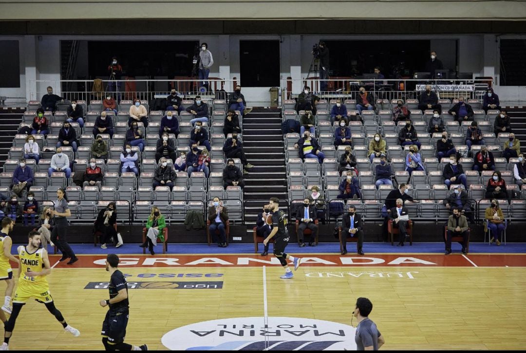 Foto del jugador del equipo de la Fundación CB Granada Christian Díaz  en la que agradece la presencia de público en el Palacio de los Deportes de Granada en la desescalada de la tercera ola de la covid