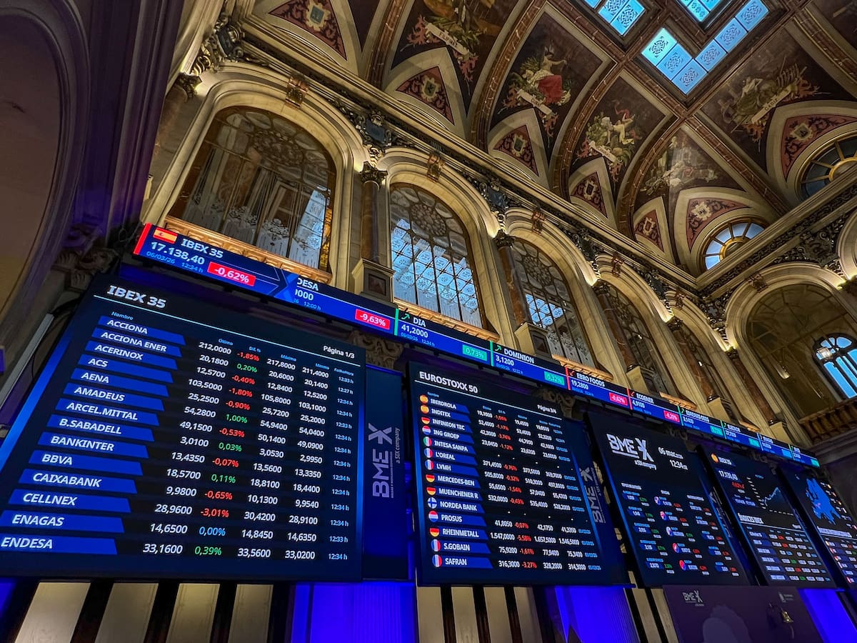 La Bolsa española se hunde en la apertura con el crudo y el gas disparados