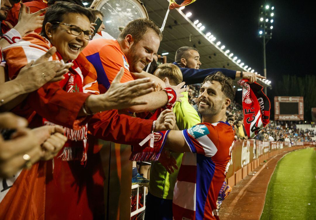 Jugador del Granada celebra con los aficionados