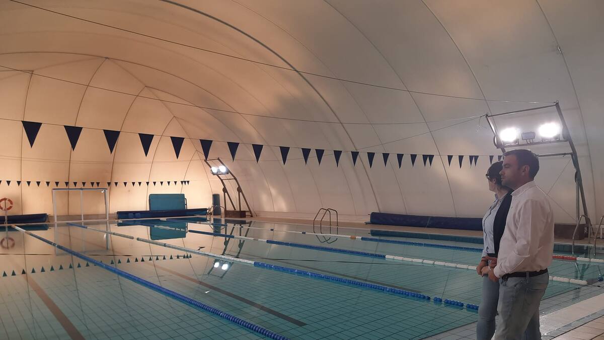 Raquel Gilsanz, concejal de deportes y Carlos Fraile, alcalde de Cuéllar, dan datos económicos y de usuarios de las piscinas de Cuéllar