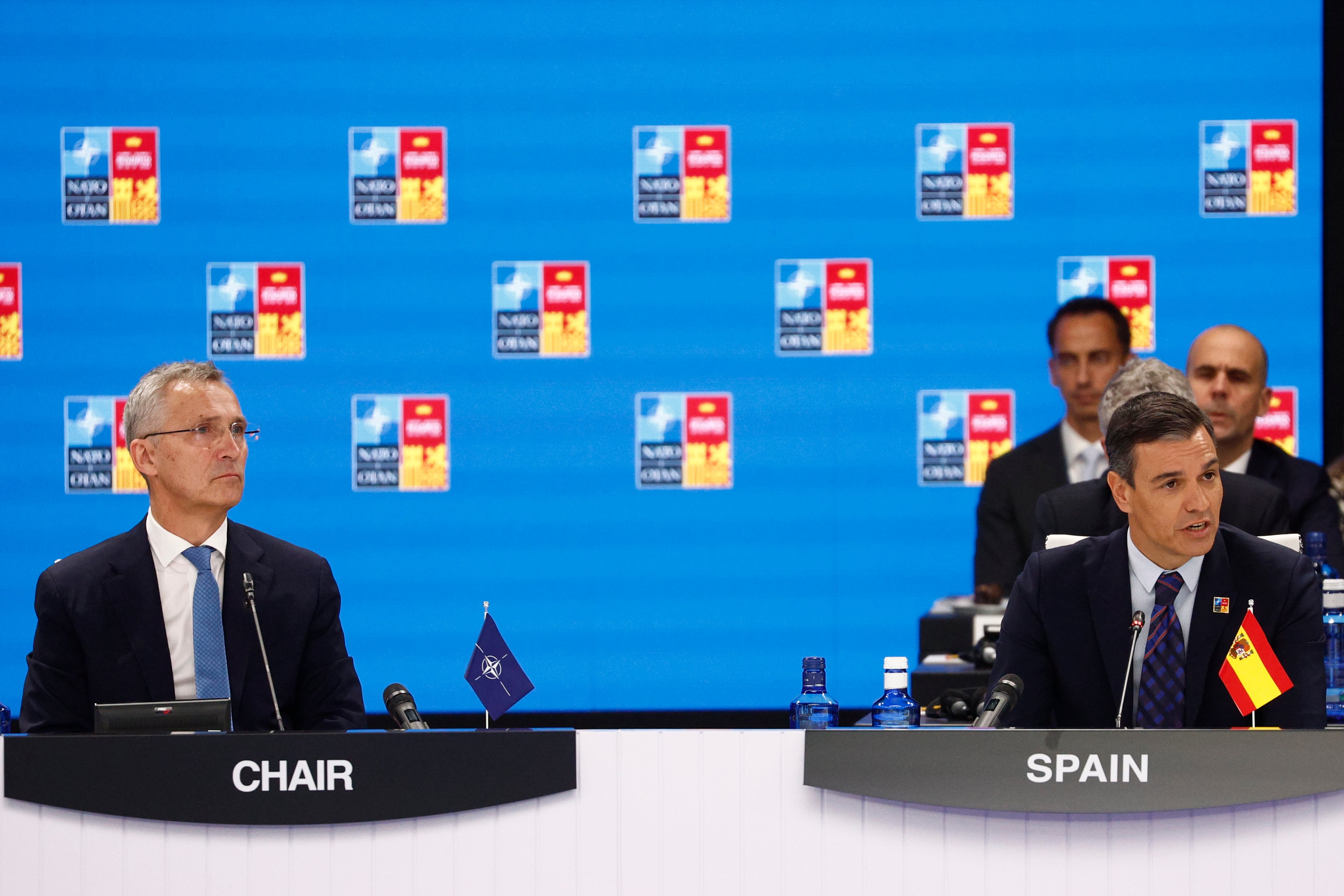 El presidente del Gobierno, Pedro Sánchez (d) y el secretario general de la OTAN, Jens Stoltenberg (i) durante la primera jornada de la cumbre de la OTAN