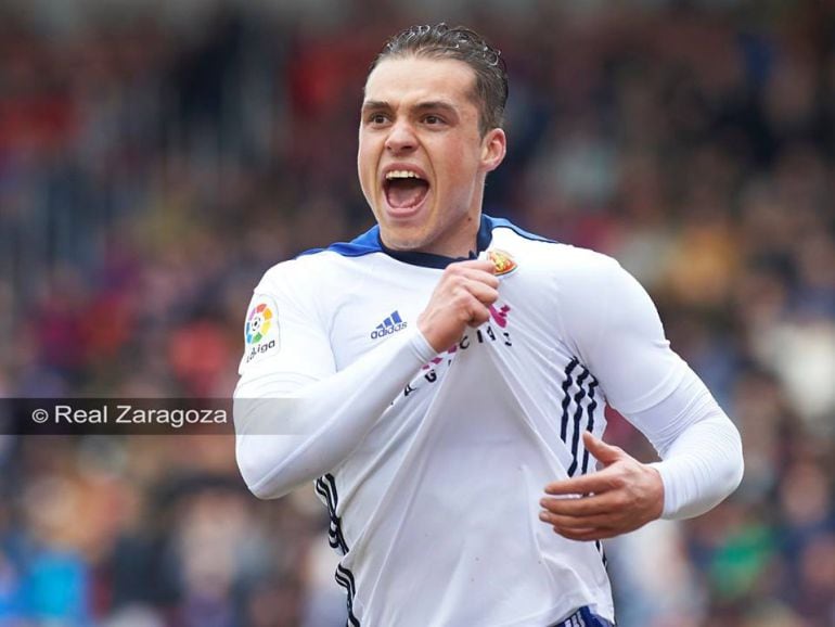 Jorge Pombo celebra uno de sus dos goles en el estadio de los Pajaritos de Soria