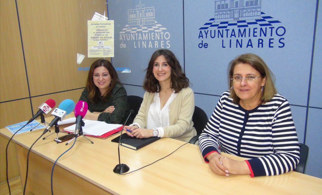 Belén Pérez, Myriam Martínez y Manuela Gálvez, en la presentación de las jornadas.