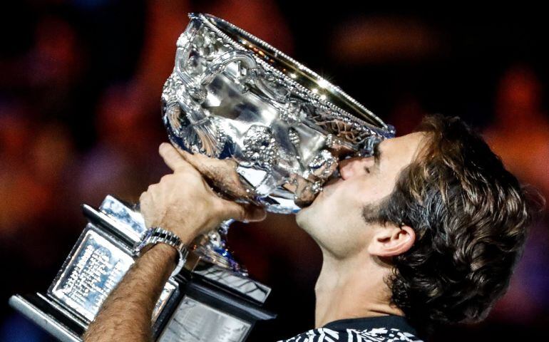 Federer besa la copa