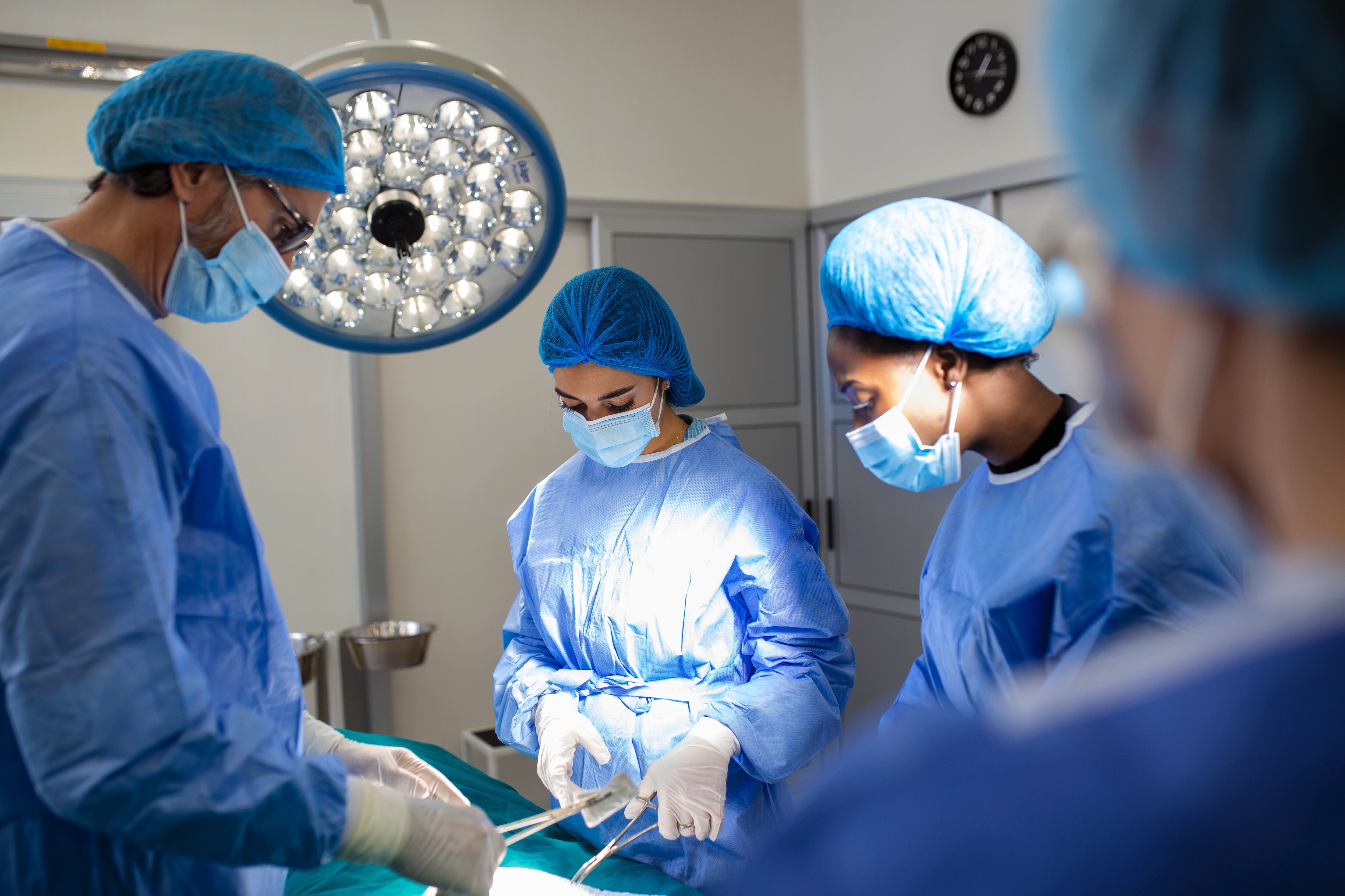 Grupo de cirujanos operando | GettyImages