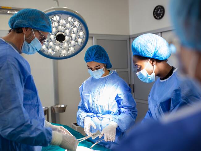 Grupo de cirujanos operando | GettyImages
