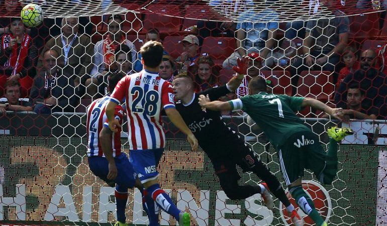 GRA104. GIJÓN, 27/09/2015.- El centrocampista del Real Betis Joaquín Sánchez (d) marca ante el portero del Sporting Alberto García (2d), durante el partido de la sexta jornada de Liga de Primera División disputado hoy en el estadio de El Molinón. EFE/José Luis Cereijido