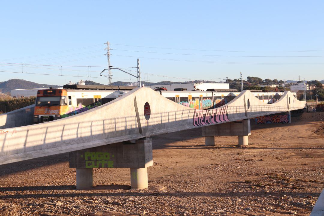 Un dels primers trens que creua el pont de la Tordera entre Malgrat i Blanes