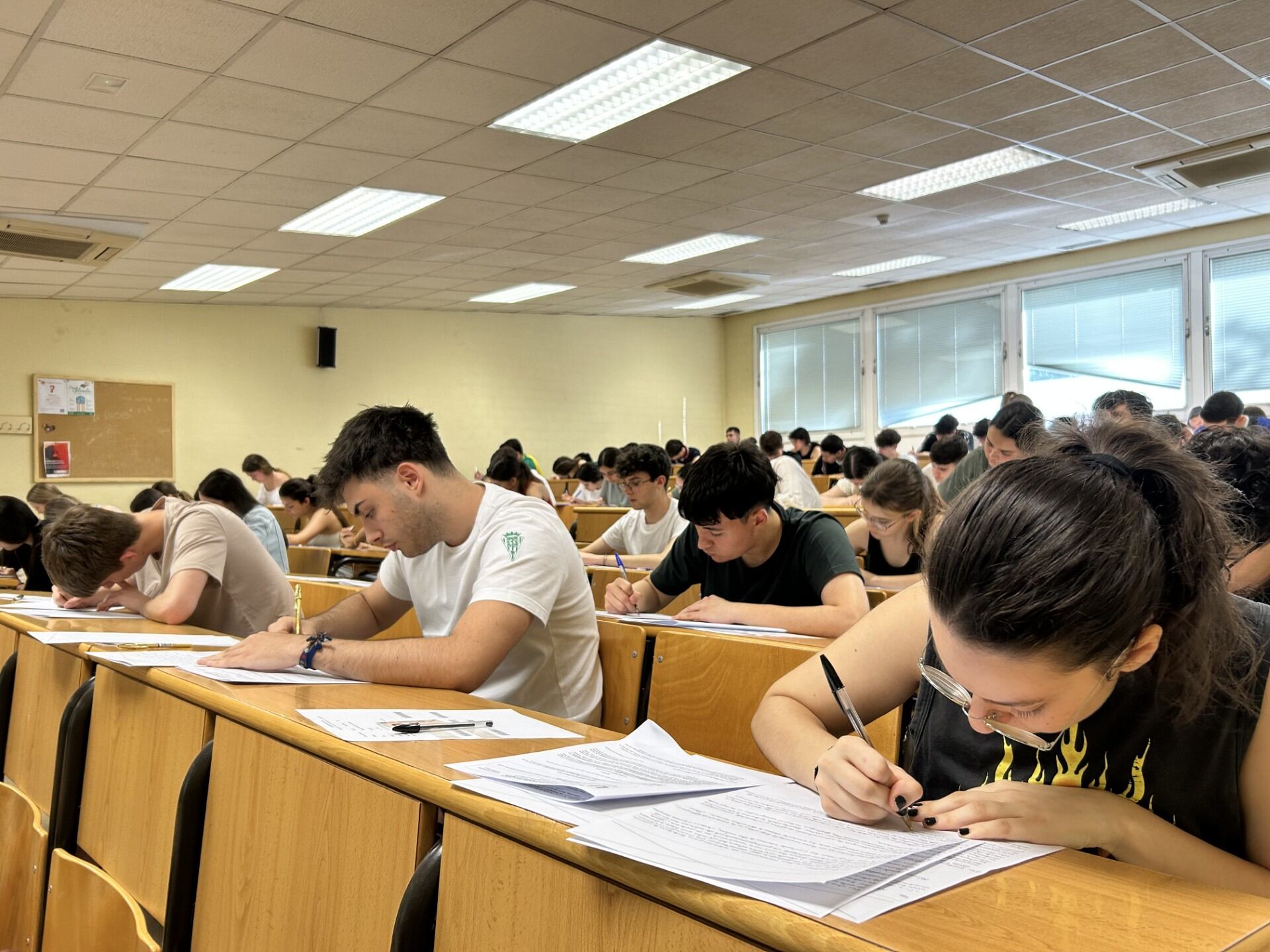 Varios estudiantes realizan un examen de la PEvAU