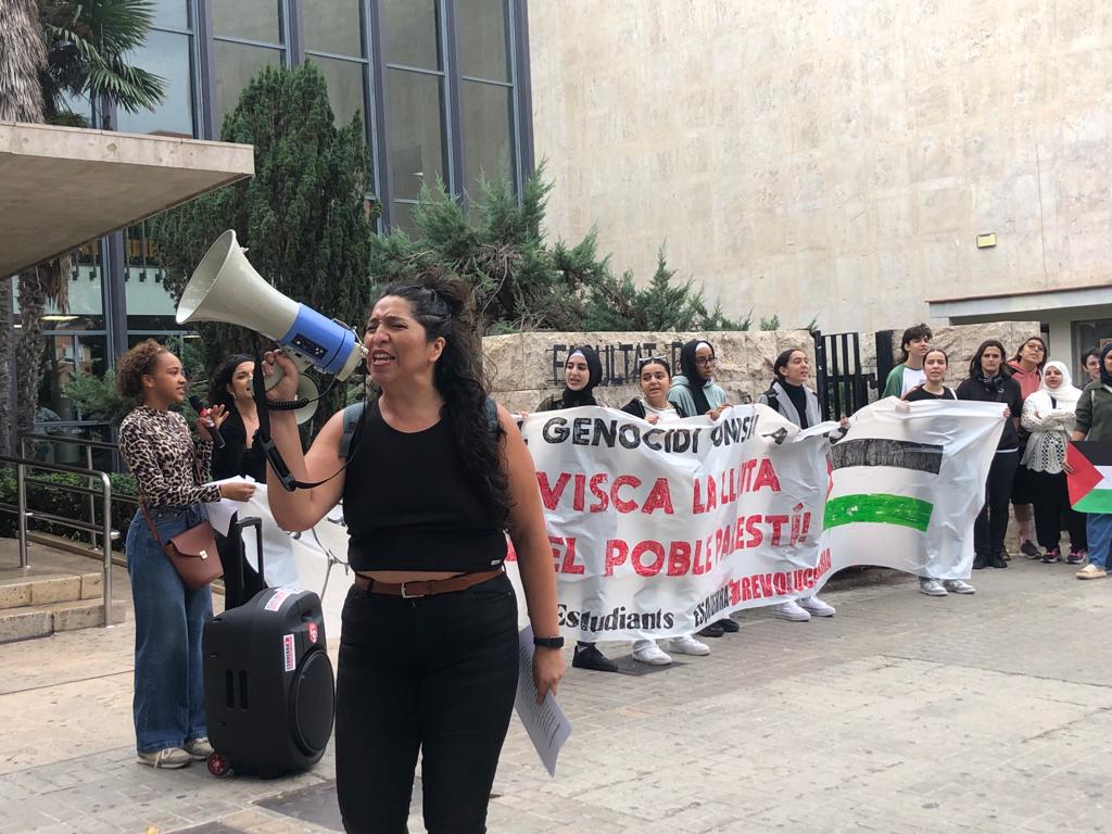 Manifestantes se congregan frente a la Facultad de Geografía e Historia de València en solidaridad con el pueblo palestino