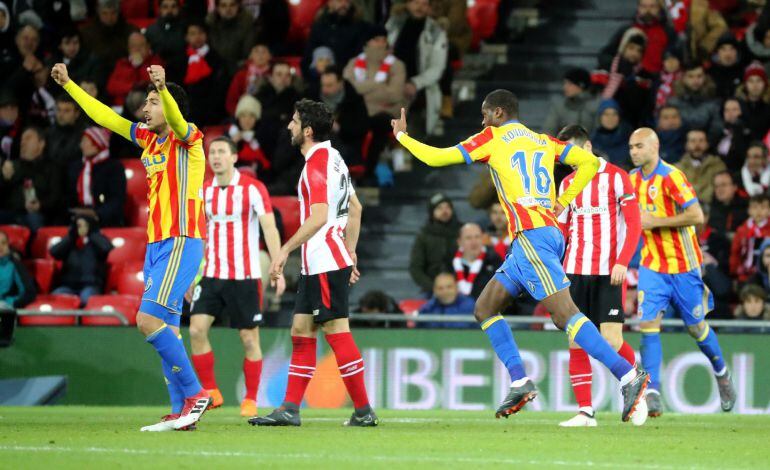 GRAF2149. BILBAO, Los jugadores del Valencia celebran el primer gol del partido anotado por el defensa francés, Geoffrey Kondogbia (2d) frente al Athletic de Bilbao, durante el encuentro correspondiente a la vigésimo sexta jornada de la Liga Santander dis