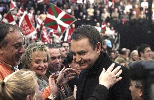 MITIN. El presidente del Gobierno, José Luis Rodríguez Zapatero, en el mitin en Vitoria.