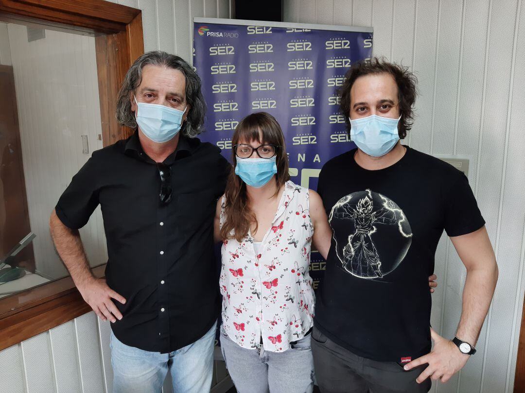 Manuel Sanz, Ana Gómez y Manuel Flores en los estudios de Radio Linares
