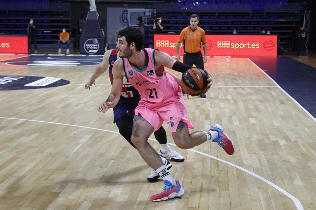 Abrines, heroe culé, trata de zafarse de la defensa de Kurucs.