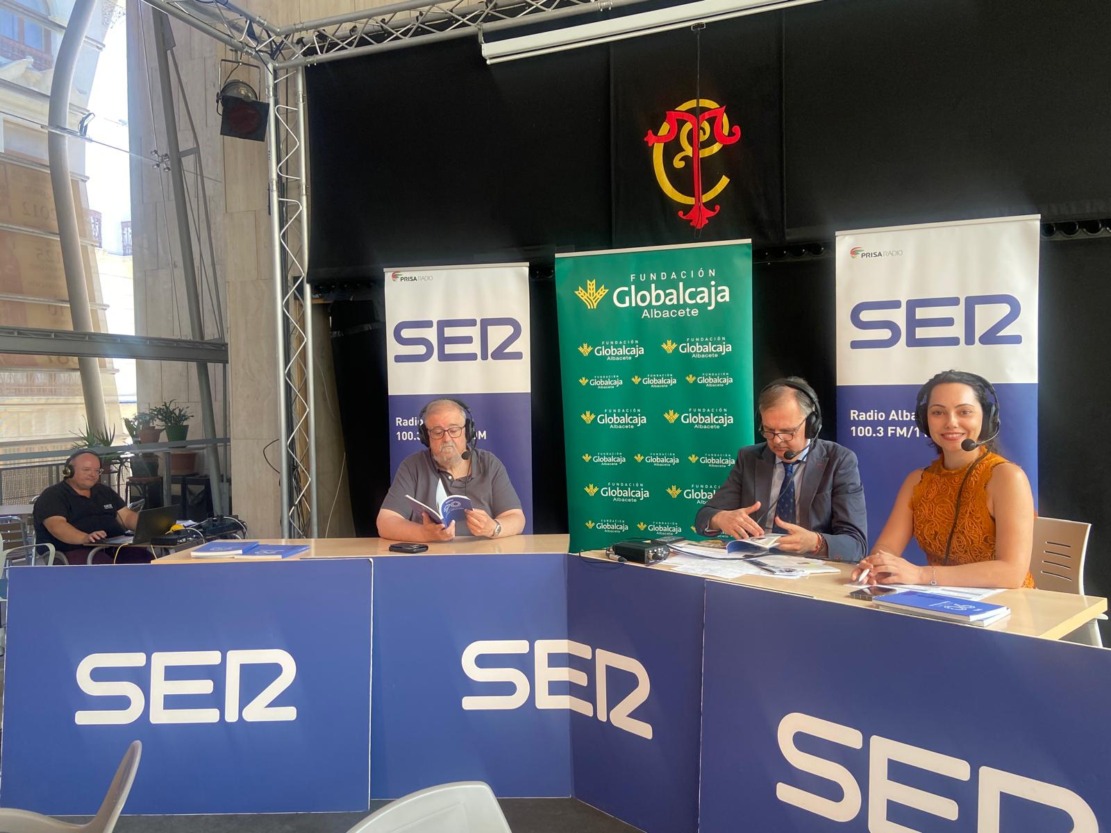 El director de Cultural Albacete, Ricardo Beléndez y el director de la Fundación Globalcaja, Antonio González junto con la periodista Cristina Castellanos, mientras ojean el libro conmemorativo del 90 aniversario de Radio Albacete.