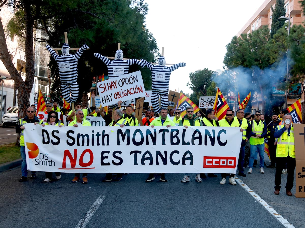 Els treballadors d'International Paper es manifesten a Tarragona en el primer dia de vaga indefinida contra el tancament