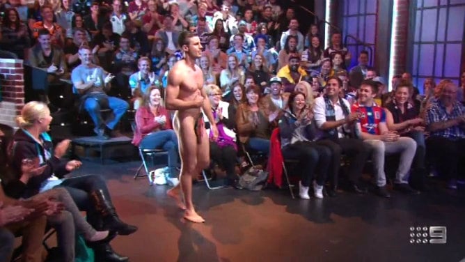 Beau Ryan se desnuda en The Footy Show