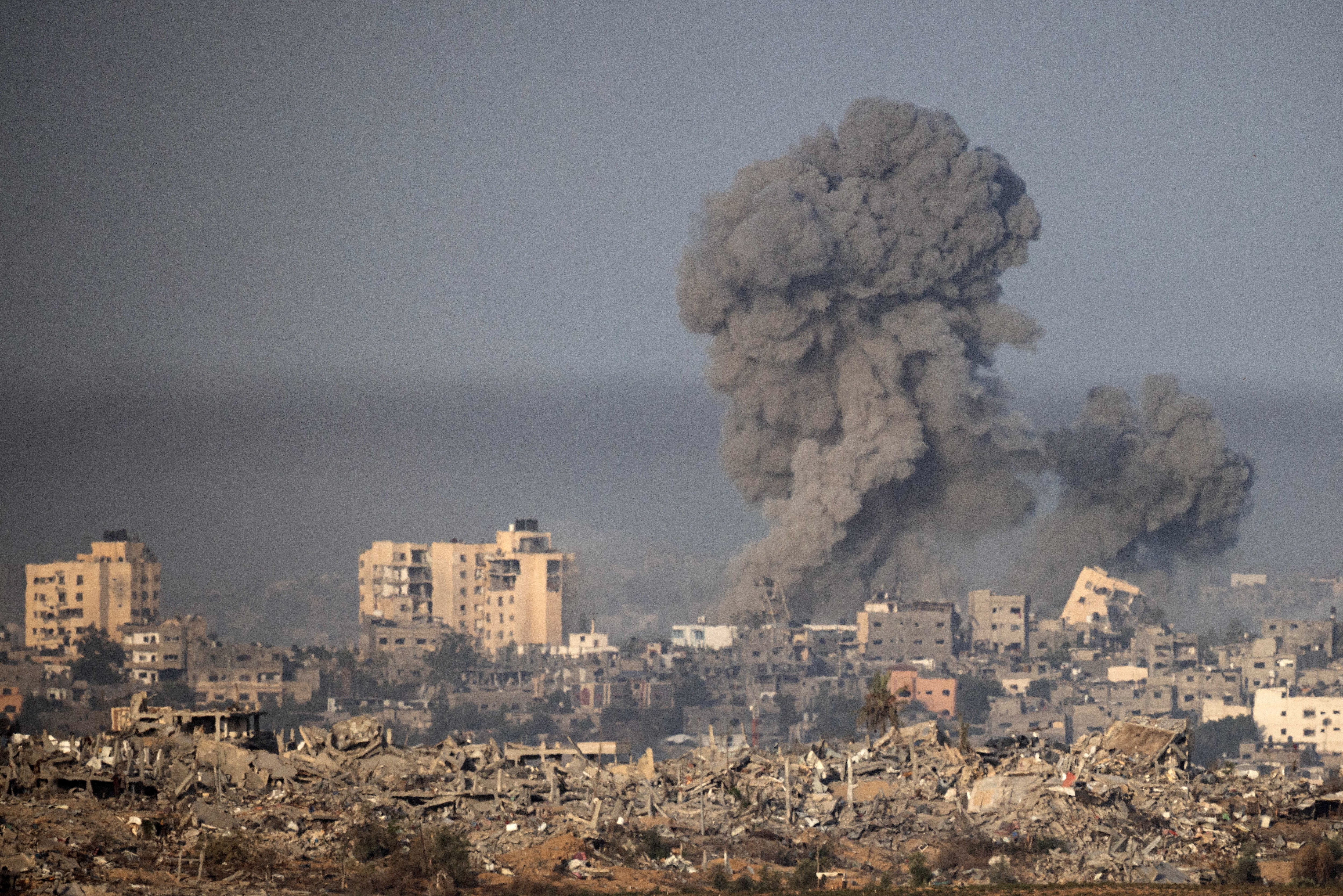 Columnas de humo tras un ataque israelí en la zona norte de la Franja de Gaza, visto desde Sderot al sur de Israel, este jueves